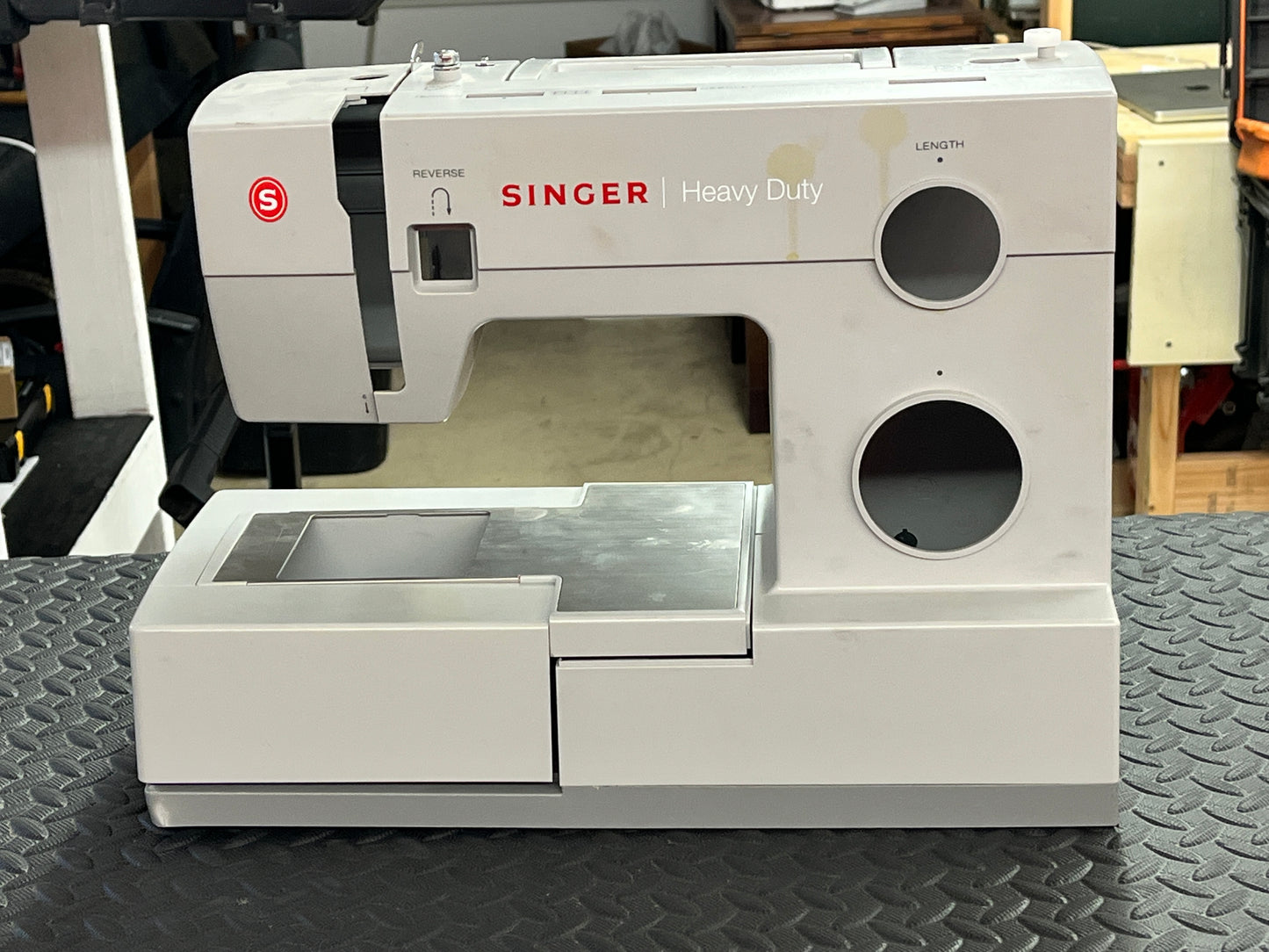 Singer 44S Heavy Duty