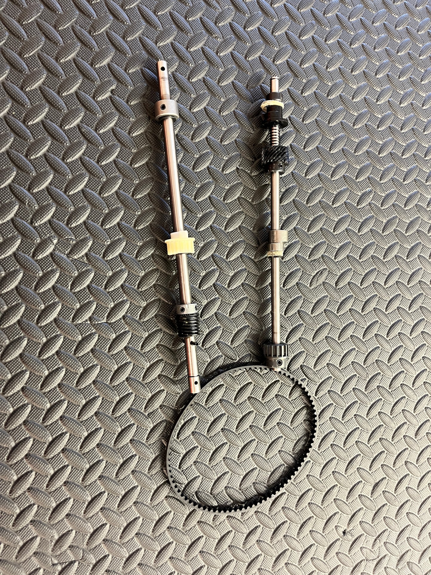 Singer 44S Heavy Duty